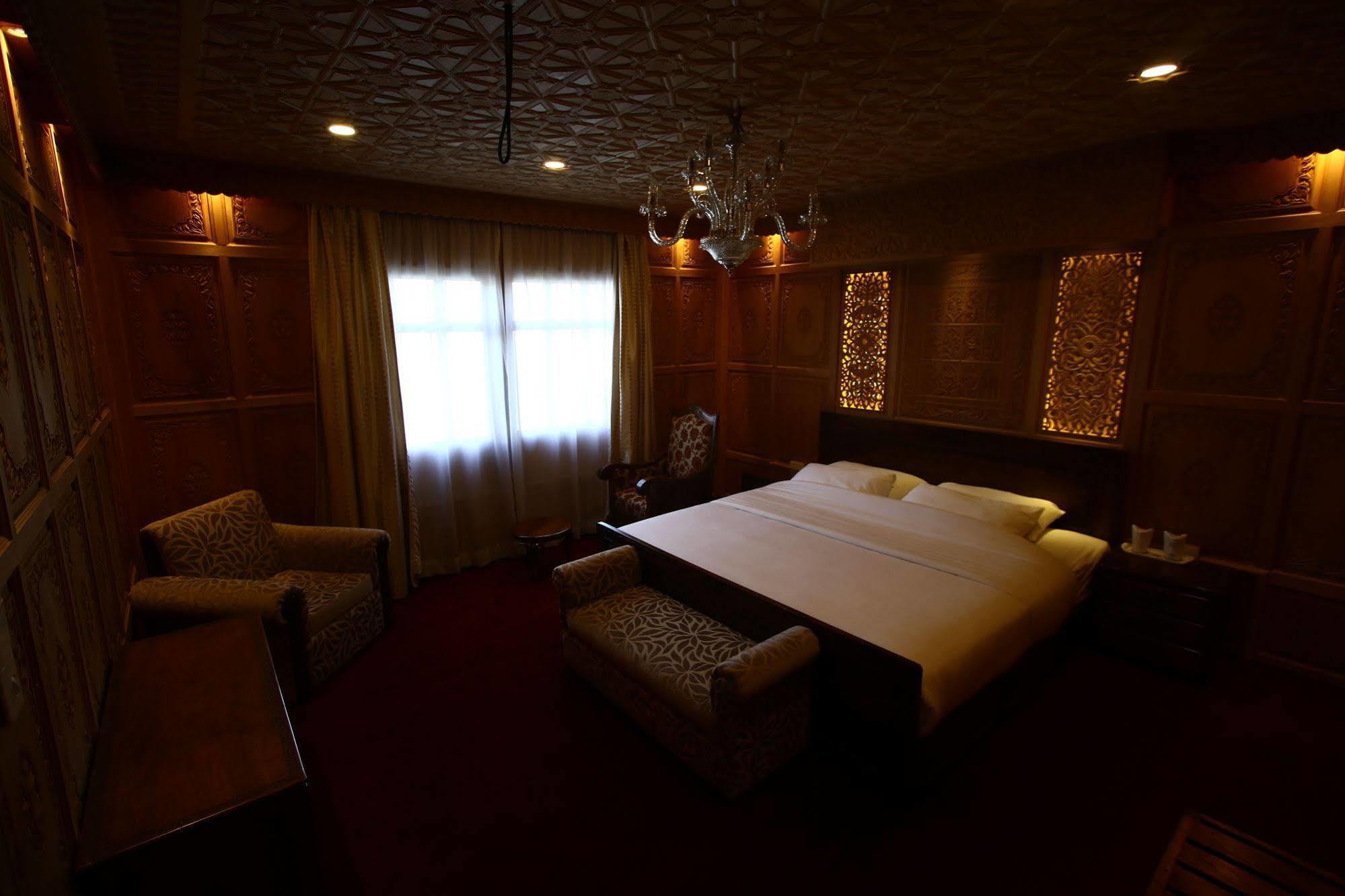 Mascot Houseboats Hotel ศรีนาการ์ ภายนอก รูปภาพ
